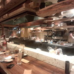 母屋食堂　一炭もんめ - オープンキッチンにカウンター