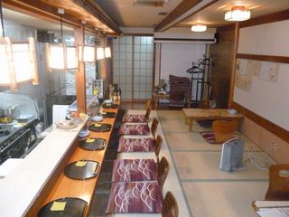 Totoya Kazu - 1階です。 カウンター6～7席、テーブル席が3席あります。 奥には4～6人までの座敷があります。