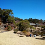 三養荘 - 京都の 庭師 小川治兵衛   による
              壮大な日本庭園は 見応えあります 
            まるで 公園みたい