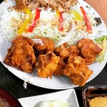 ふくだや - 鶏もも唐揚げ　5ケ？　何故か6ケ