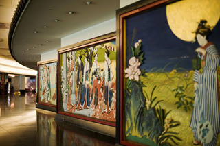 Tofuutei - 【回廊】江戸時代の風俗を表した艶やかな彩色木彫板が飾られています。