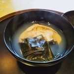 神楽坂 前田 - 吸物　蛤と塩わかめのお椀