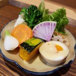 宮島口食堂 つむぐ - サラダ 卵･味噌ソース 卵を崩して頂きます
これ、お酒のおつまみに良さそう