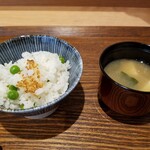 宮島口食堂 つむぐ - 鶏出汁で炊いた豆ごはん  お味噌汁
ご主人の実家の邑南町のお米
銀シャリが食べてみたい