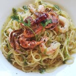 べじたぶるkitchen　イロドリ - ソフトシェルクラブと海老の塩パスタ。カニは丸ごと食べられます。