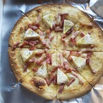 べじたぶるkitchen　イロドリ - カマンベールチーズとベーコンのピザ。ベーコンはふるさと納税で人気の全国食肉学校のベーコンです。