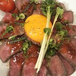 べじたぶるkitchen　イロドリ - 上州牛モモ肉のローストビーフ丼。お肉の下にご飯が隠れてます。