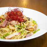 べじたぶるkitchen　イロドリ - 燻製ベーコンとキノコの和風パスタ。ベーコンを更に燻製してあります。