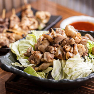 鶏肉と豚モツを高温の炭火で焼き上げる「スタミナ焼き」が人気