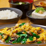 くろがね小倉 - 豚肉ときくらげの玉子炒め。少ししょっぱ目がご飯にもお酒にも合う。