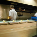 鮮魚・お食事処 山正 - このあと、美味しそうな鯵や鯖の干物が次々盛り付けられます。