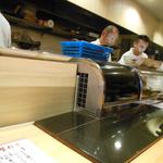 鮮魚・お食事処 山正 - カウンターからの厨房の様子