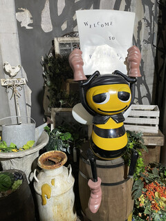 BEE HOUSE - 