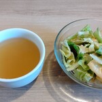 ステーキハウス松木 - オニオンスープとサラダ。スープはお替わり自由。