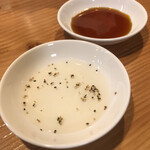 名古屋ちゃんぽん 時鳥 - 水餃子の酢とタレ