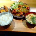 本陣 - 日替·とり唐揚げ中華あんかけ、800円。