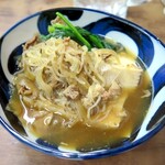 Daruma - 肉豆腐￥600 具材は牛肉、豆腐、白滝、玉ねぎ、青菜、しっかりしたボリュームがある