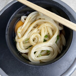 須崎食料品店 - 暖かいうどん（小）に生卵です