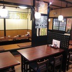 しんばし ゆうき家 - 新橋の居酒屋の原点的な雰囲気と落ち着く堀こたつ式の小上がり。