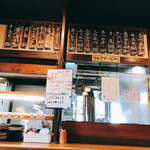 本格手打 いわしや - カウンターの上にあるメニューです。（2021.3 byジプシーくん）