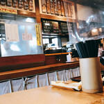 本格手打 いわしや - カウンターの上にあるメニューです。（2021.3 byジプシーくん）