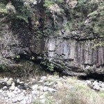 うなぎ料理 よし宗 - 霧島川の柱状節理。観光案内所に来る前停めて歩いて見に行けます。