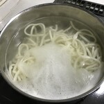 むすび むさし - うどんは袋から出して熱湯で3分茹でます