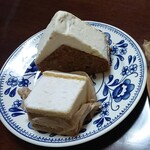 タワニコ - お家の型の名物キャロットケーキ✨オレンジピールで爽やかなクリームチーズフロストです！＆爽やかな白いチーズケーキ(限定品でした)も可愛らしい✨