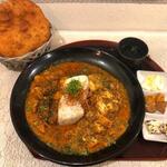 スリー フレーバーカレー - カレー二種盛り（御飯&揚げナンセット）
・特製チキンカレー
・厚揚げの麻辣キーマカレー