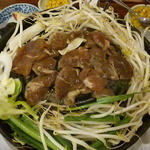 松尾ジンギスカン - ラムを焼いてます