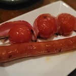 三葉洞 - 串 チョリソー(160円)/串 トマトベーコン(240円)