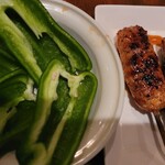 三葉洞 - つくねと生ピーマン2本(550円)