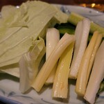 三葉洞 - 自家製肉味噌と野菜スティック(650円)