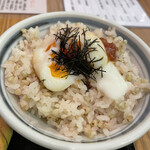 なにわ翁 - 今日のごはん（温玉乗せ蕎麦の実入りご飯）