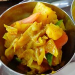 Handi レストラン - じゃがいもとキャベツのカレー煮
      たぶん新じゃがかな 美味しかったので真似しちゃう
      彩りに生トマトとピーマンが入ってます