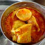 Handi レストラン - これも気になってたチキンと里芋のカレー
      バターチキンカレーみたいな味わいで好き
      お代わりしました(*^^*)