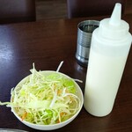 Handi レストラン - キャベツの千切りは豪快 
      ドレッシングはコールスロードレッシングかな