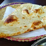 Handi レストラン - 焼き立てナン美味しいです
      でも大きい  ハーフがあればいいのですが
