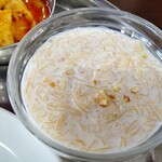 Handi レストラン - 今日の本命セミヤ  乾燥ビーフンの牛乳煮 
      トッピングにクルミがパラパラ
      このお店で食べるからこそ、より美味しい気がする