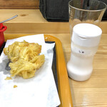 はなちゃんうどん  - ごぼう天に塩！最高ですね。