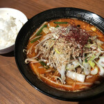 鉄板ダイニングZill - ユッケジャンラーメン(小ライス付き) 900円