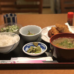 Warabe - コロッケと魚フライ定食(豚汁付)¥800