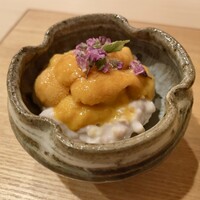 鮨 まるふく - 赤酢のしゃり 馬糞雲丹と焼き白子の叩きを重ねて