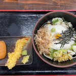 手打ち讃岐うどん あじな味 - 冷やしとろろうどん並盛りお稲荷さん海老天