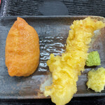手打ち讃岐うどん あじな味 - お稲荷さんと海老天すりおろし生姜とわさびはサービスコーナーで