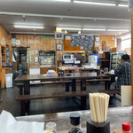 手打ち讃岐うどん あじな味 - 右奥で注文中央で天ぷらなどを皿に取る左でお会計(^^)