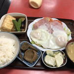 Toumaiya - 本日の日替り(650円) ハムエッグ定食 揚出し豆腐付