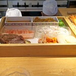 祇園楽味 - ネタ箱に入った魚介類