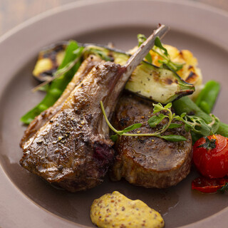 熟成牛のグリルやタパスなど、手間暇かけた逸品で贅沢ディナー