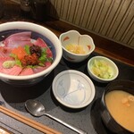 魚魚や 鯛一 - 鰤と鮪丼